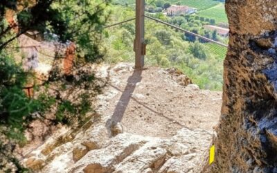 Il monte Cinto e il “Buso dei briganti” sui colli Euganei.