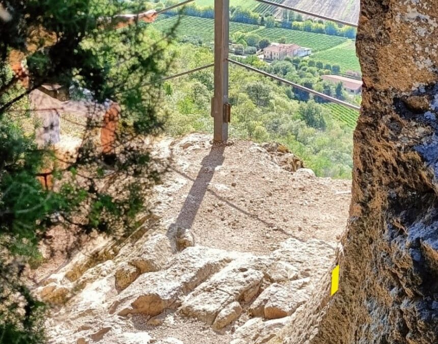 Il monte Cinto e il &ldquo;Buso dei briganti&rdquo; sui colli Euganei.